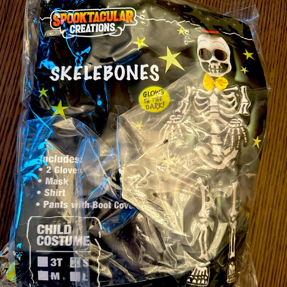 Kids size small cute skeleton costume! perfect for Halloween!:)